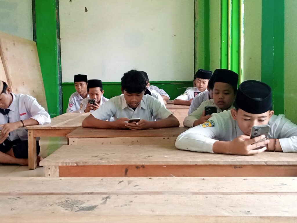 Pelaksanaan Penilaian Akhir Tahun (PAT) di MTs. Miftahul Ulum Buwek TP. 2023/2024 Berjalan Lancar