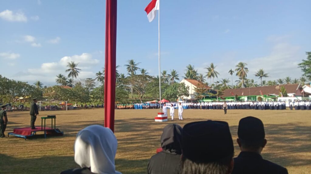 Kepala Madrasah Ikuti Upacara Penurunan Bendera di Kecamatan Randuagung