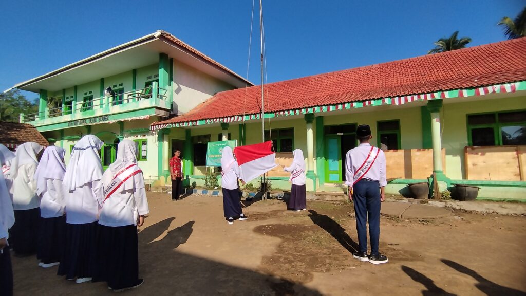 Upacara Bendera: Pembina Tekankan Pentingnya Kedisiplinan dalam Segala Hal