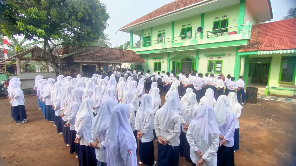 Upacara Hari Guru Nasional di MTs Miftahul Ulum Buwek