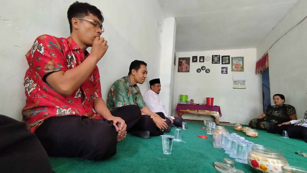 Kepala dan Guru MTs Miftahul Ulum Buwek Takziyah Warga Sekitar