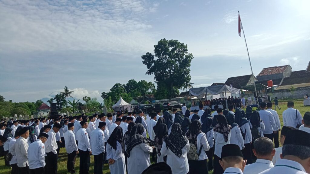 Kepala dan Dewan Guru MTs Miftahul Ulum Buwek Ikuti Upacara HAB Ke-79 Kementerian Agama Kabupaten Lumajang