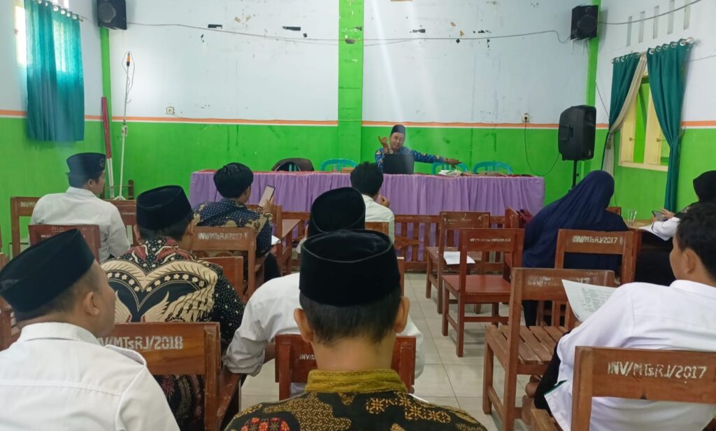 Operator MTs Miftahul Ulum Buwek Ikuti Penuntasan Pengisian Data Lengkap EMIS Madrasah