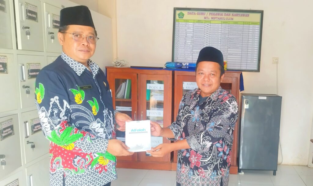 MTs Miftahul Ulum Buwek Serahkan Buku “Alfalah” kepada Pengawas