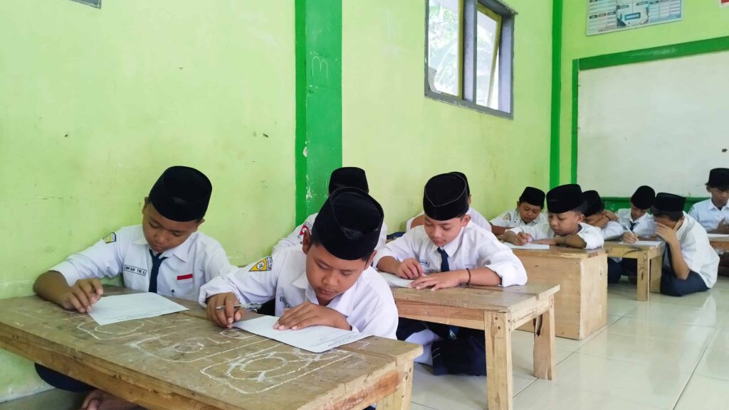 Penilaian Tengah Semester Genap di MTs Miftahul Ulum Buwek Berjalan Lancar Penilaian Tengah Semester Genap di MTs Miftahul Ulum Buwek Berjalan Lancar