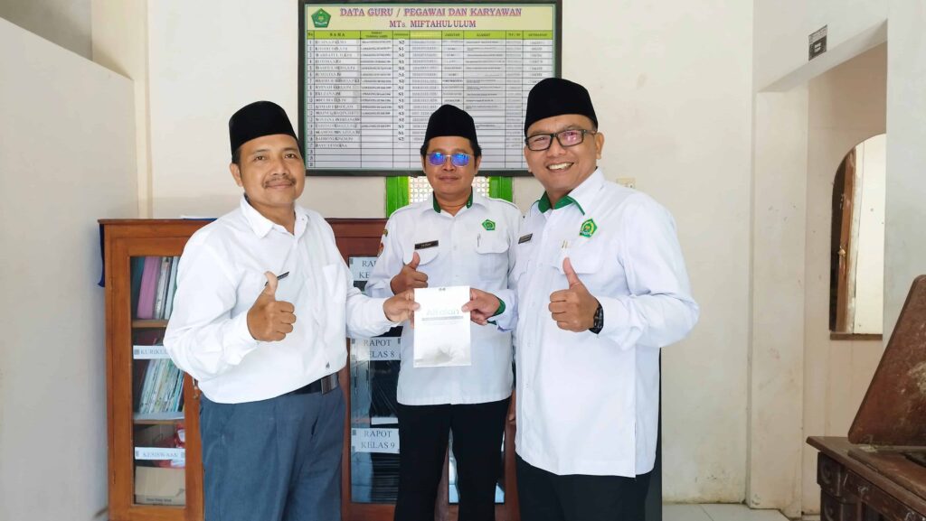 Kepala MTs Miftahul Ulum Buwek Serahkan Buku Karya Guru Kepada Kepala Kemenag Lumajang Kepala MTs Miftahul Ulum Buwek Serahkan Buku Karya Guru Kepada Kepala Kemenag Lumajang