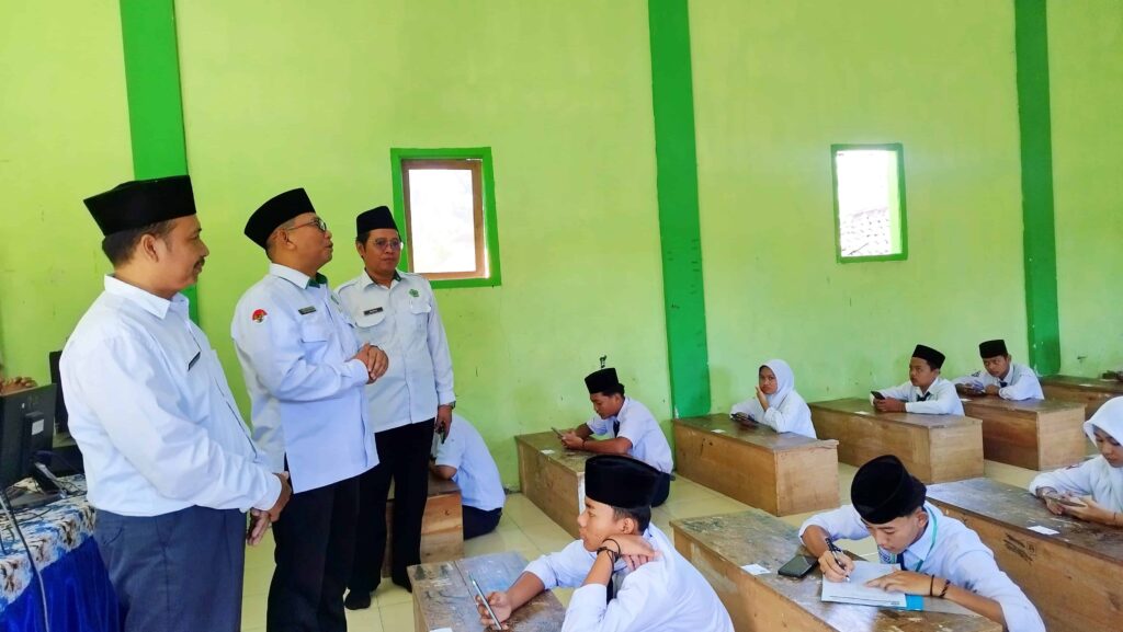 Kepala Kemenag Lumajang Lakukan Monitoring UMBK di MTs Miftahul Ulum Buwek Kepala Kemenag Lumajang Lakukan Monitoring UMBK di MTs Miftahul Ulum Buwek