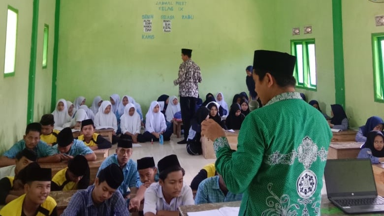 MTs Miftahul Ulum Buwek Gelar Bimbingan Remaja: Cegah Pernikahan Usia Dini MTs Miftahul Ulum Buwek Gelar Bimbingan Remaja: Cegah Pernikahan Usia Dini