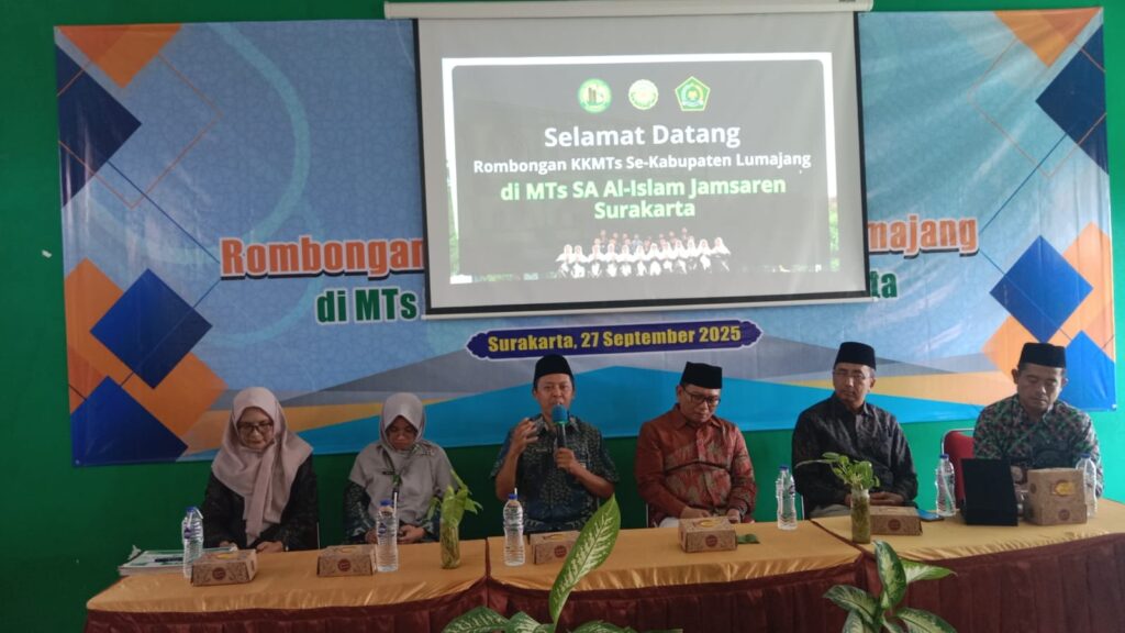 Studi Komparatif KKMTs Kabupaten Lumajang ke MTs SA Al-Islam Jamsaren Surakarta Studi Komparatif KKMTs Kabupaten Lumajang ke MTs SA Al-Islam Jamsaren Surakarta