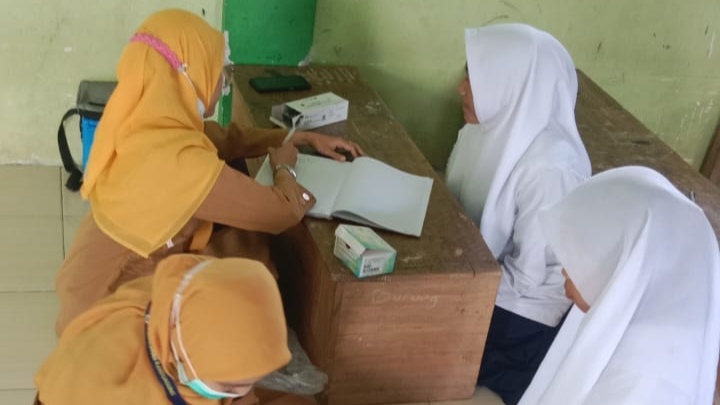 MTs Miftahul Ulum Buwek Gelar Pemeriksaan Kesehatan Siswi bersama UPT Puskesmas Randuagung MTs Miftahul Ulum Buwek Gelar Pemeriksaan Kesehatan Siswi bersama UPT Puskesmas Randuagung