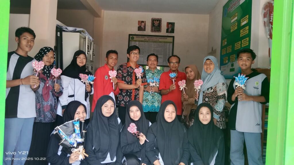 Peringati Hari Guru Nasional, Siswa MTs Miftahul Ulum Buwek Beri Kejutan dan Hadiah untuk Dewan Guru