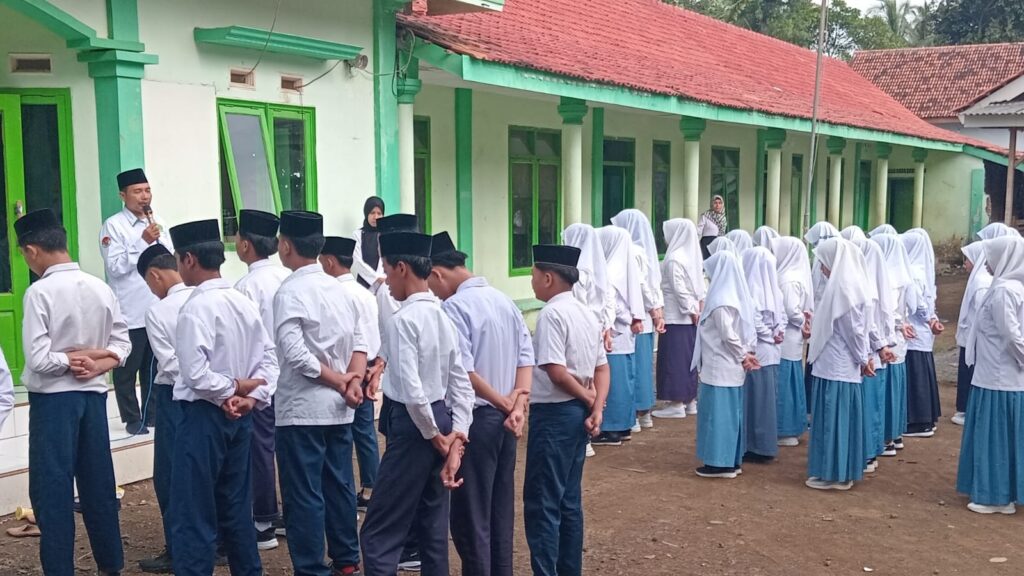 Apel Hari Pertama Masuk Semester Genap, Kepala Madrasah Sampaikan Motivasi dan Semangat Baru