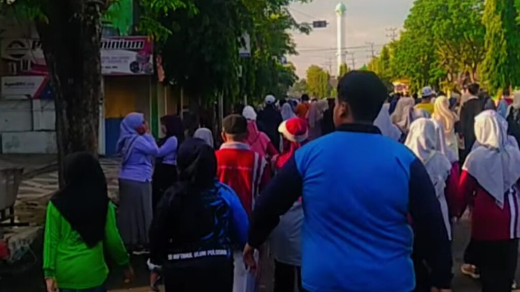 Guru MTs Miftahul Ulum Buwek Ikuti Jalan Sehat HAB Ke-80 Kemenag Lumajang