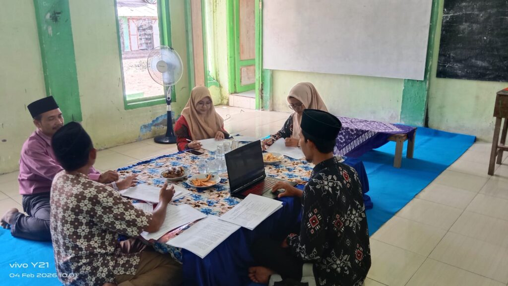 MGMP Bahasa Arab KKMTs-2 Gelar Pertemuan Rutin di MTs Miftahul Ulum Buwek