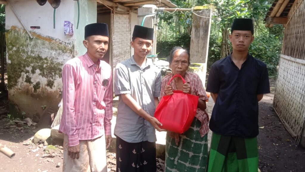 MTs Miftahul Ulum Buwek Salurkan Bantuan Sosial kepada Warga Sekitar di Bulan Ramadhan
