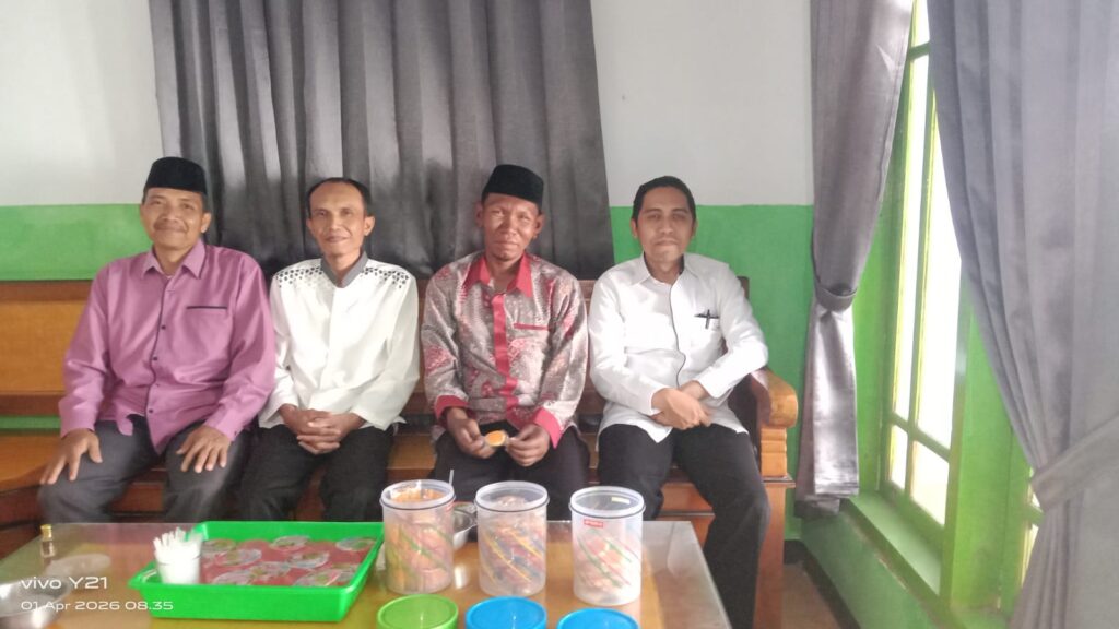 Dewan Guru MTs Miftahul Ulum Buwek Lakukan Silaturrahim ke Warga Sekitar