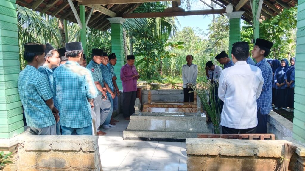 MTs Miftahul Ulum Buwek Gelar Ziarah ke Makam Perintis  Madrasah dan Pengasuh Pesantren