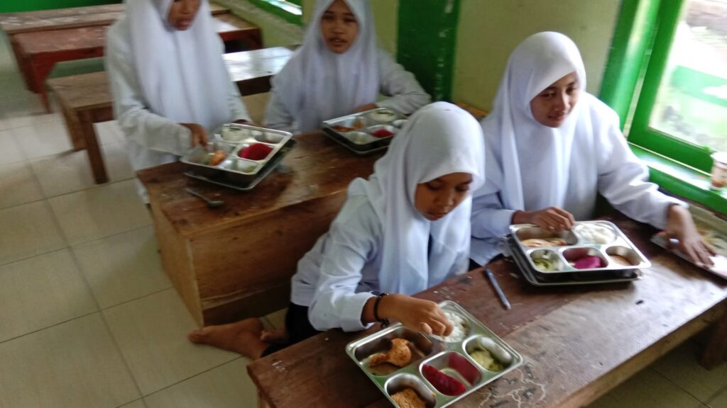 Siswa MTs Miftahul Ulum Buwek Mulai Terima Program MBG