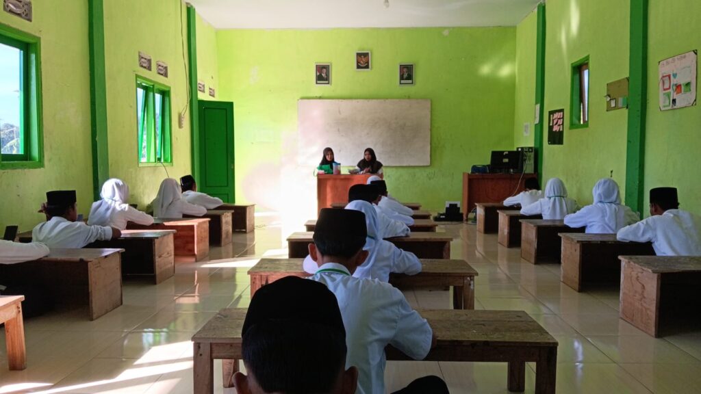 UMBK Hari Kedua MTs Miftahul Ulum Buwek Berjalan Lancar