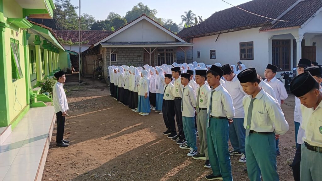 Upacara Pembukaan MATAMUDA MTs Miftahul Ulum Buwek Tahun Pelajaran 2026/2027