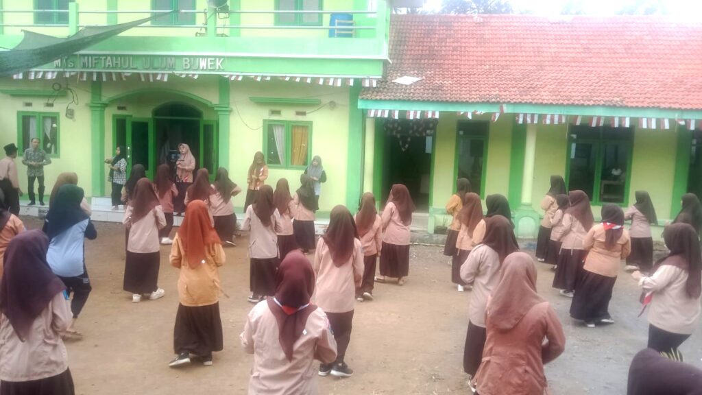 Senam Sehat Pagi, Siswa MTs Miftahul Ulum Buwek Tumbuhkan Semangat dan Kebugaran