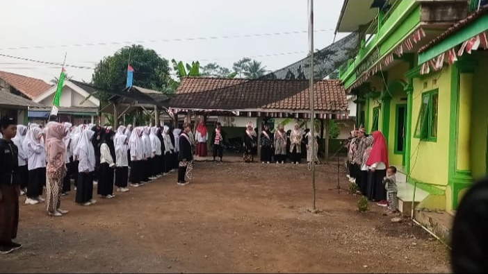 MTs Miftahul Ulum Buwek Gelar Upacara HUT ke-81 Kemerdekaan Republik Indonesia