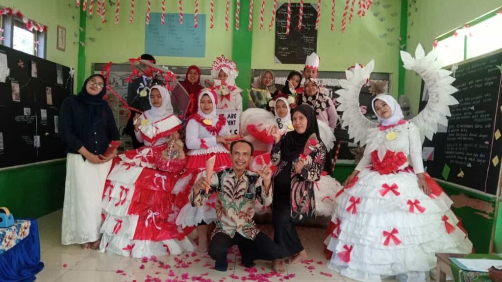 Semarak HUT ke-81 RI, MTs Miftahul Ulum Buwek Gelar Lomba Fashion Show dan Cipta Puisi Semarak HUT ke-81 RI, MTs Miftahul Ulum Buwek Gelar Lomba Fashion Show dan Cipta Puisi
