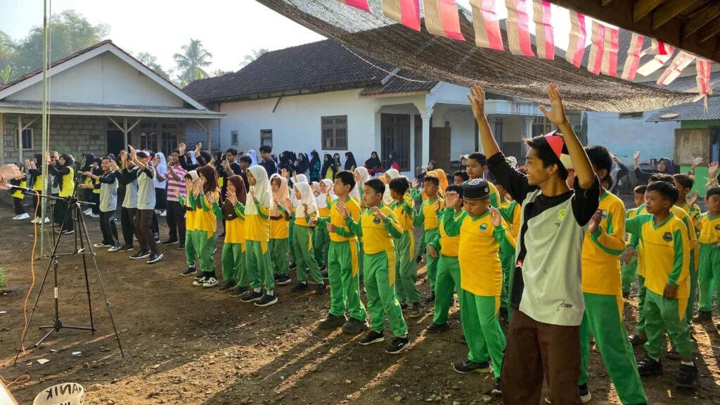 Jalan Sehat Jadi Puncak Semarak HUT ke-81 RI, MTs Miftahul Ulum Buwek Libatkan MI dan Masyarakat