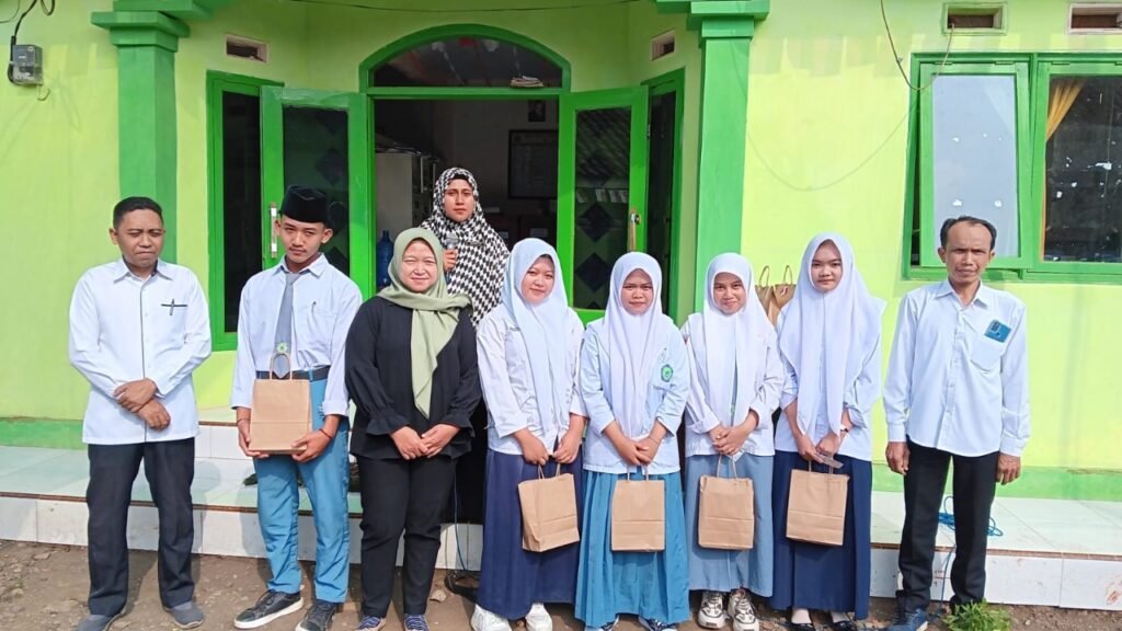 Apel Senin dan Pembagian Hadiah Tutup Semarak HUT ke-81 RI, MTs Miftahul Ulum Buwek Apresiasi Kreativitas Siswa