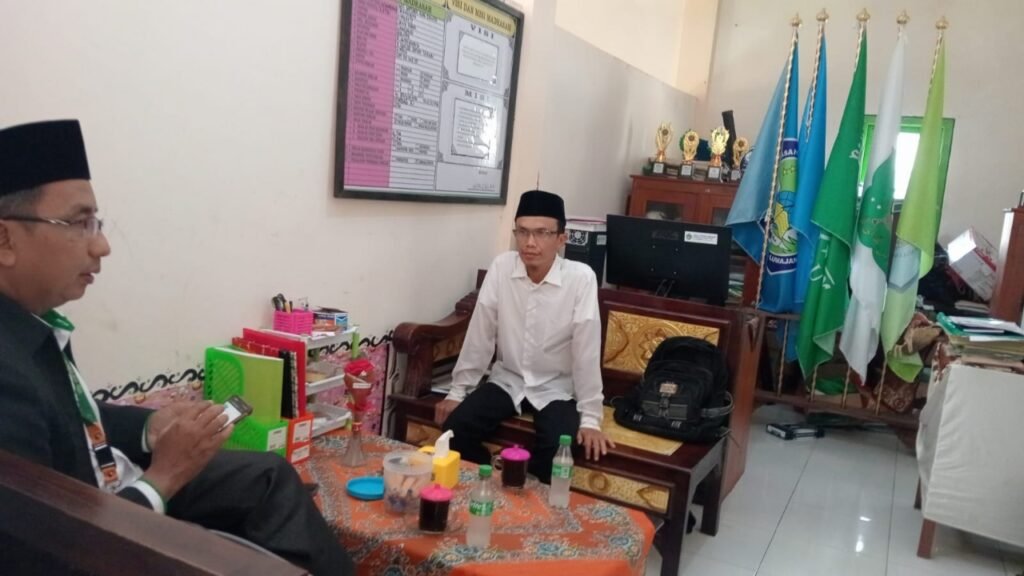 Kunjungi MTs Miftahul Ulum Buwek, Pengawas Madrasah Tekankan Penguatan Dokumen dan Implementasi KBC Kunjungi MTs Miftahul Ulum Buwek, Pengawas Madrasah Tekankan Penguatan Dokumen dan Implementasi KBC