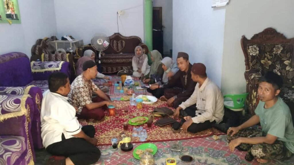 Guru MTs Miftahul Ulum Buwek Hadiri MGMP SKI Wilker 2 di Randuagung